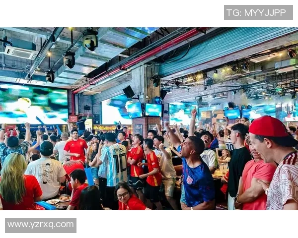 倒啤酒的足球明星如何在赛场与酒杯之间找到平衡与乐趣